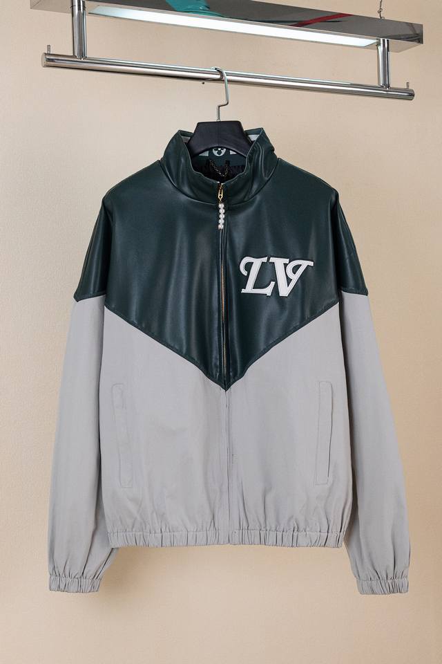 Louis Vuitton拼色立领夹克，皮革与面料碰撞，珍珠拉链点缀出反差感，把高奢玩成街头潮流的硬核单品 撞色设计+醒目Lv标识，珍珠拉链是点睛之笔，这件夹克