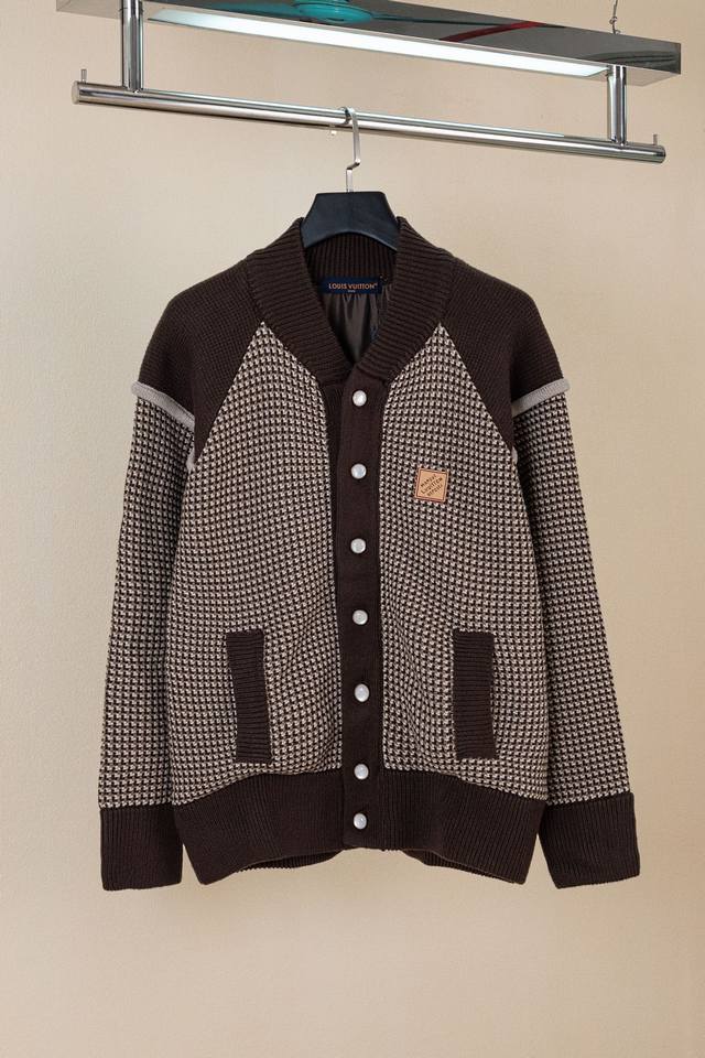 Louis Vuitton Ss25 男士春夏系列 拼色刺绣提花单排扣长袖夹克外套 男款 棕色 本款棉质飞行员夹克出自 2025 春夏秀场，以鲜明 Lv Sti