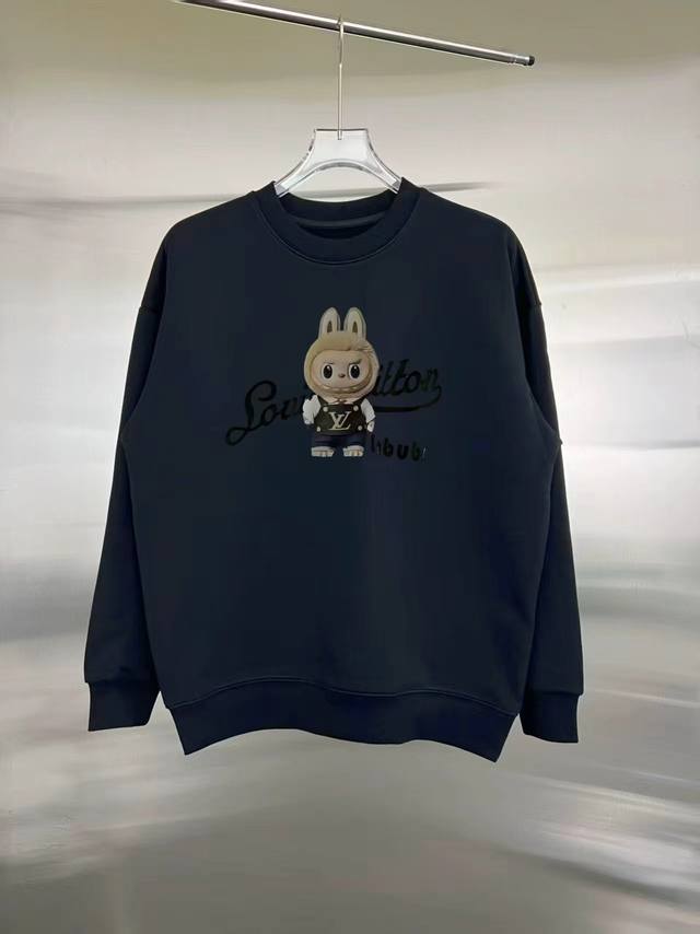 款式：Louis Vuitton 路易威登 长袖卫衣 面料：450克重100%纯棉 罗纹：420克重索罗娜 工艺：印花 颜色：白色 黑色 尺码：S M L Xl