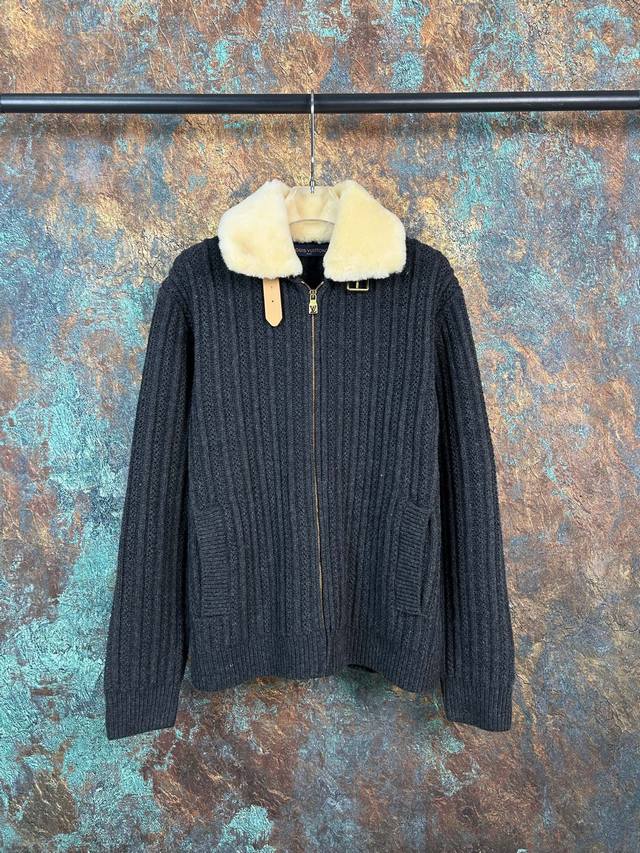 Louis Vuitton Lv路易威登Fw26秋冬新款羊绒毛领拉链短款束腰夹克毛衣针织外套 -这款深色拉链束腰夹克，选用山羊绒与绵羊毛混纺纱线，织就质感疏朗的