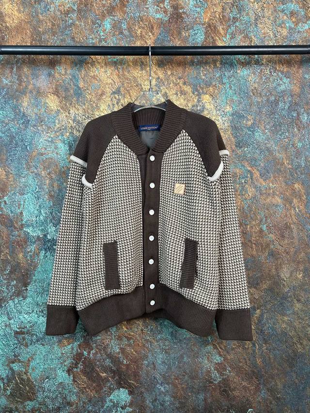 Louis Vuitton Lv路易威登Ss25春夏系列新款拼色刺绣字母皮标提花单排扣长袖夹克外套 -本款棉质飞行员夹克出自 2025 春夏秀场，以鲜明 Lv