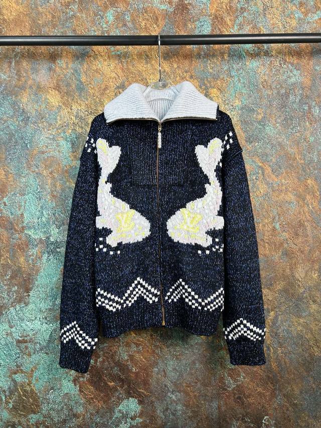 Louis Vuitton 路易威登Lv X Nigo联名款 Fw25秋冬新款锦鲤图案拼色翻领拉链长袖毛衣针织衫 -本款束腰夹克聚焦 pharrell Will