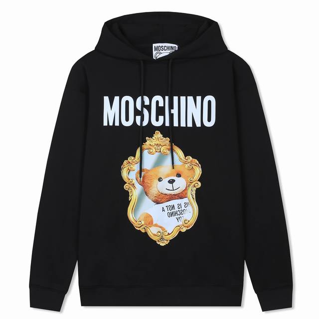 Moschino 莫斯奇诺 24Ss新款潮流经典卫衣，精致裁剪，高品质工艺！采用定织定染纯棉面料420克左右纯棉卫衣面料！图案进口数码印花工艺，耐穿耐洗久穿不变