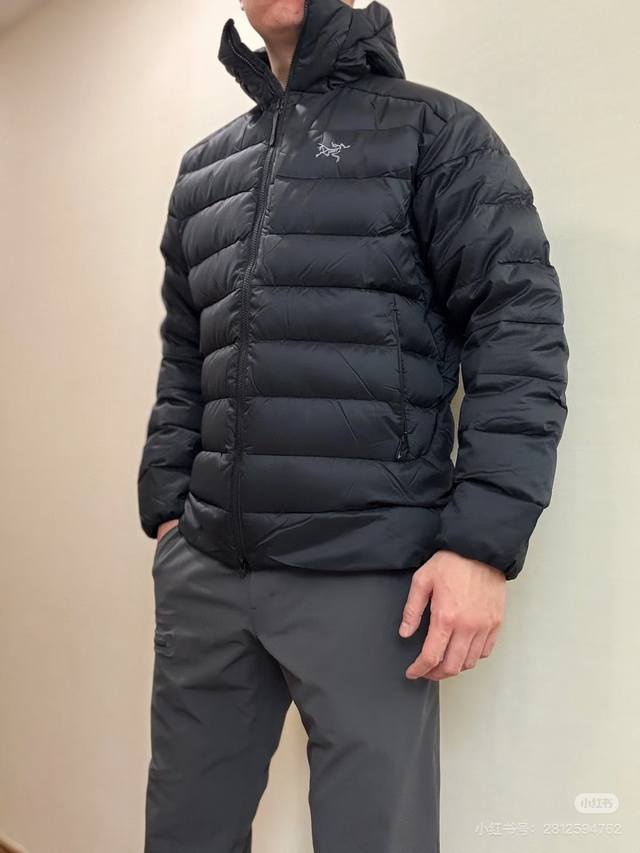 新款上新 模特图 独立订单天花板 始祖鸟90鹅绒羽绒服 Cerium Vest排骨系列连帽鹅绒羽绒服 整件羽绒服采用超轻量的面料和填充 可以轻松卷缩成自身的一个