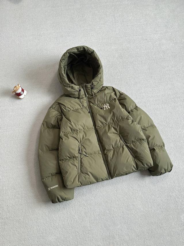 报单款号12271。 Mlb张凌赫同款 官网同步爆款加绒羽绒服 全新登场的Mlb25冬季连帽羽绒服，官方同款，明星张凌赫多次上身出镜，从代言海报到品牌活动，皆以