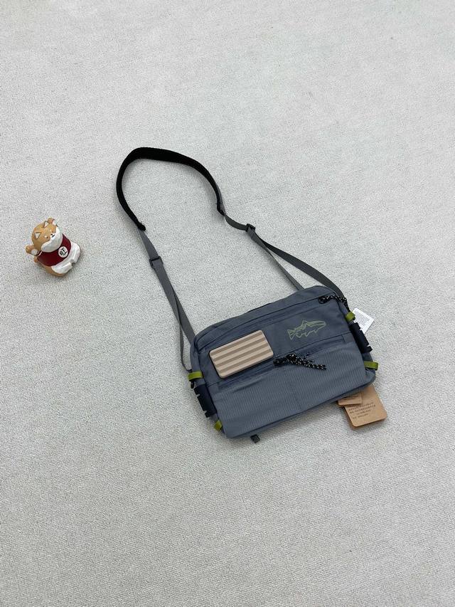 报单款号12272。 暴躁来袭，时尚潮流单品。 patagonia 巴塔哥尼亚 3L Stealth Switch 飞钓多功能工具包 单肩斜挎包。 官方在售，货