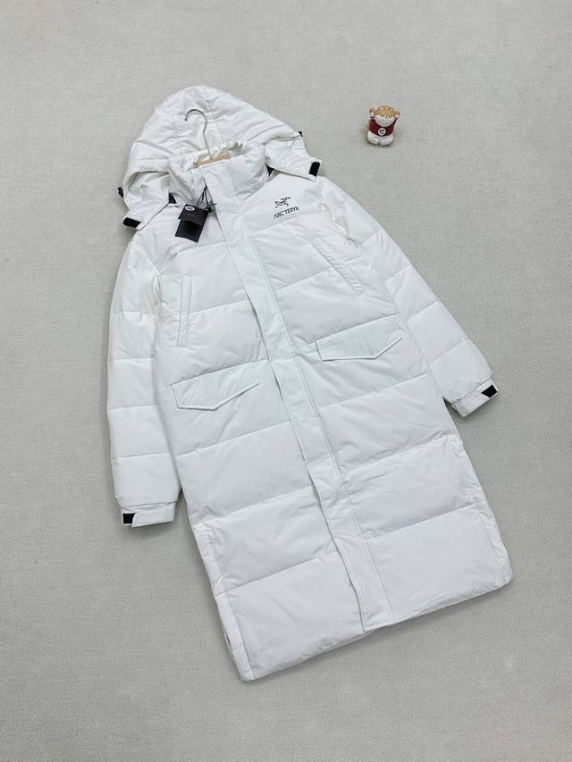 报单款号12273。 Arc'teryx 始祖鸟 男士长款羽绒棉服以全能实力征服四季变幻。Gore-Tex面料构筑全天候防护屏障，防风防水性能拉满，再生Core