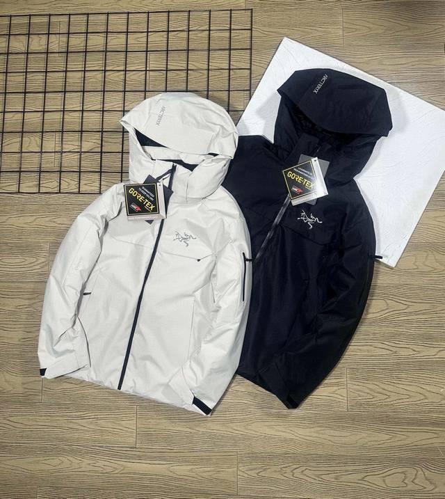 高品质 Arcteryx 始祖鸟男款防风帽可脱卸保暖羽绒服！ 这款冬季羽绒服时尚保暖，防风挡雨，正是高山 性能的城市妙用！ 整衣采用了进口850#白鸭绒、全是大
