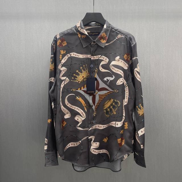 Lu 狐狸丝带皇冠衬衫 Size : S-Xl 这款飘逸的衬衫采用桑蚕丝制成，饰有本系列富丽堂皇的心Emblem图案。基底印花包含饰带、品牌标识、王冠、Mono