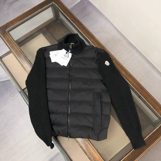 新款上架 Mon*Cler 蒙口 25秋冬最新款羊毛针织拼接羽绒服 ～专柜同步售～ 高端大气上档次、定制进口白鸭绒 蓬松度极好，填充物饱满，轻便不压身，时尚简约