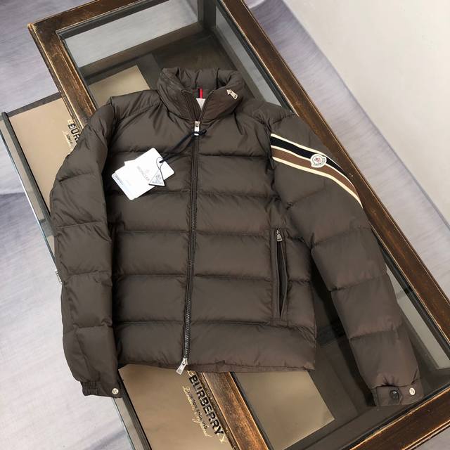 蒙口 Moncler Solayan男士三色饰边短款羽绒夹克外套！最新官网同步有售！！白鸭绒填充～最细腻最轻便最工整的面料！ Solayan男士短款羽绒夹克饰有