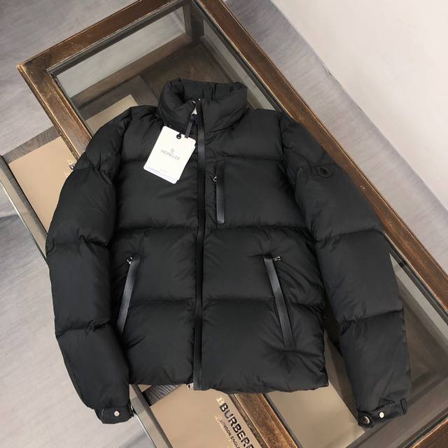 黑色实拍 Moncler 蒙口男女同款News连帽羽绒服 帽子可隐藏 ，专柜热卖爆款来袭！秋冬新款羽绒上新 炸裂新款层出不穷 ，门襟采用皮拉链设计～简约不简单的