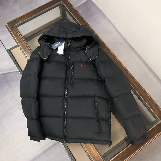 polo Ralph Lauren保罗拉夫劳伦 2025小马刺绣标羽绒服，利落剪裁打造干练姿态，重返喧嚣都市。内填充白鸭绒，保暖舒适且不臃肿，不失个性，又显低调