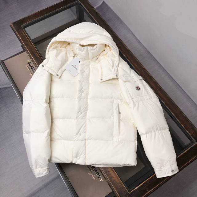 蒙口 盟可睐 蒙口 Hanovcrtan雾面短玛雅羽绒服！ 该款短款派克羽绒采用 Longue Saion面料制成，服装满载功能性细节，确保温暖呵护。设有可拆卸