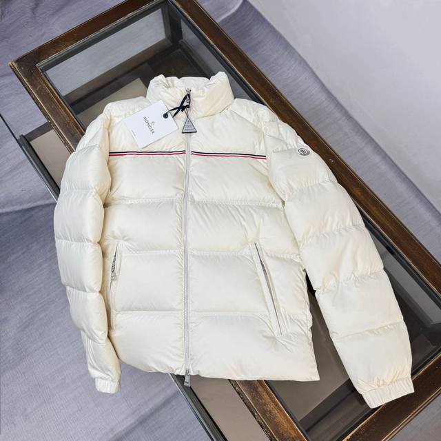 Moncler 蒙口 25Fw秋冬男士立领羽绒服！轻奢时尚休闲风格，轻盈保暖柔软！低调系列时尚百搭，就是有型！非常酷炫轻盈飘逸的连帽羽绒服！胸前红白蓝织带拼接设