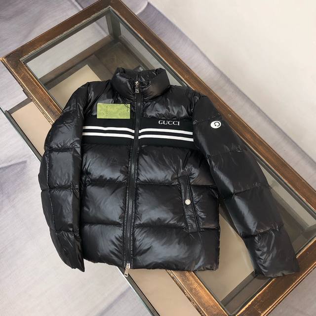 Gucci 古驰 25秋冬最新款情侣款羽绒服，流线型直筒剪裁设计，内填充90白鸭绒， 充羽量蓬松饱满 超级重工 面料做工杠杠的版型完美 保暖舒适且不臃肿，大方块