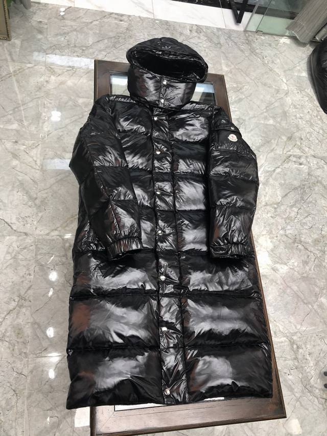 行走的棉被！超爆款！Mon*Ler 蒙口 长款玛雅 法国羽皇 Fw最新出品 长款连帽羽绒服 切块压线设计，超厚实面包服，极具个性和设计感，过膝的加长版型，藏肉效