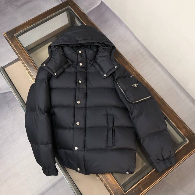 prada 普拉达 25秋冬最新羽绒服外套 高端定制上身超级有型的帅气，版型是立体裁剪的设计整件保暖度高，回弹力好上身保暖有型又不会有负重感实穿性非常强不显臃肿