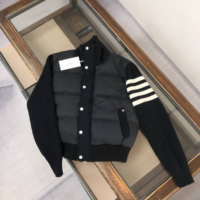 Thom Brown汤姆布朗 Tb女款羽绒服！ 白鸭绒填充，填充饱满 厚度非常足！Tb的东西就是经典大气，没有多的点缀但是缺一不可 整体感完美！ 万年经典，百搭