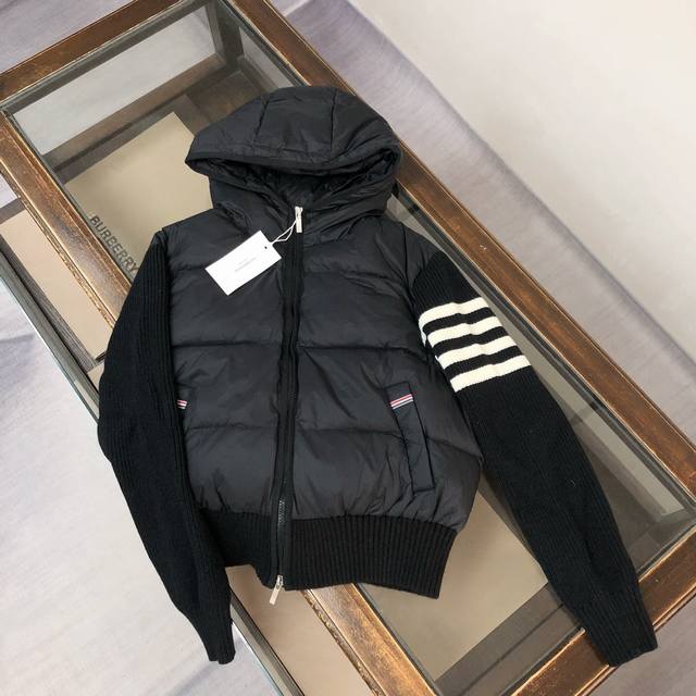 Thom Brownet Tb家针织拼接四条杠 连帽帽90白鸭绒羽绒服女款休闲学院风 越简单就越好看 简约基础的版型 衣身整体采用横向压线工艺上身丝毫不臃肿袖子