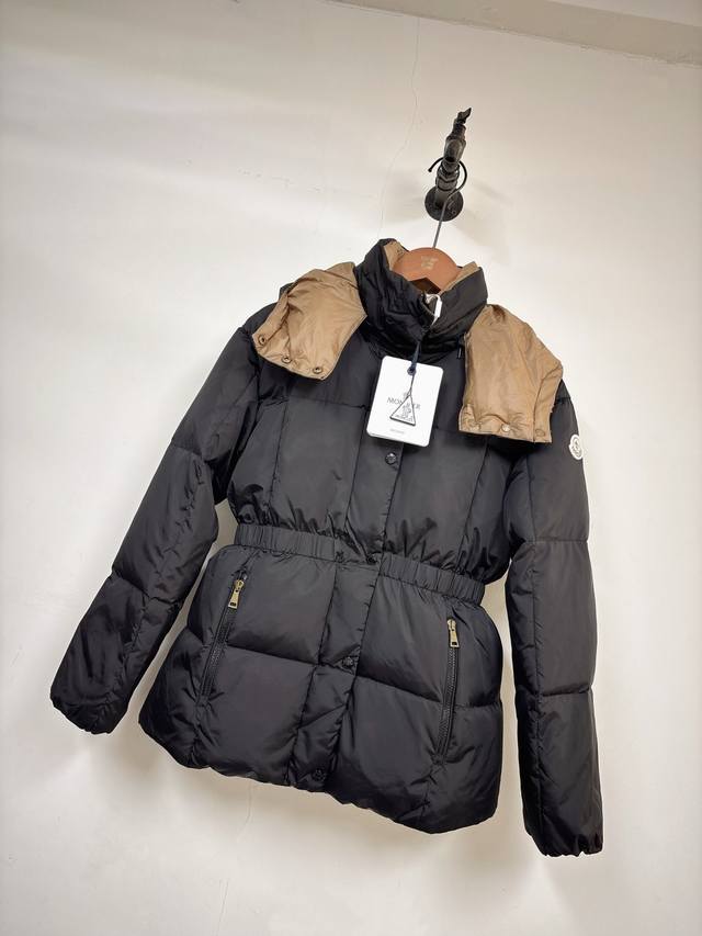 Moncler 盟可睐 25秋冬新品 Agneux收腰女款撞色连帽蚂蚁腰显瘦中长款羽绒服外套 ～ 高段位“瘦”藏家，独家立体剪裁，勾勒出堪比高定时装的收腰曲线。