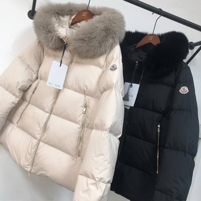 Moncler 盟可睐 女款 Laichefur女士短款羽绒连帽狐狸毛领A版娃娃款羽绒服～官网专柜同步款，超轻的手感，面料超级柔软亲肤。穿着舒适 ，正品的工艺细