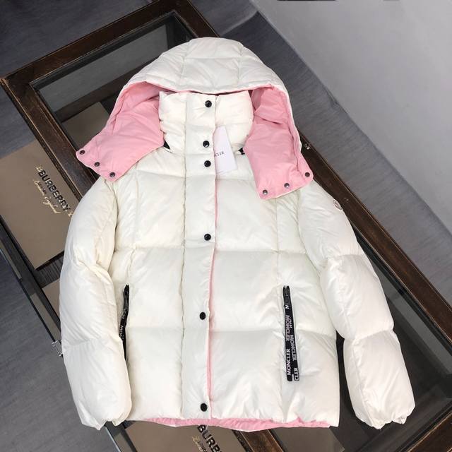 女款 Moncler World# 蒙口 羽绒服 利落色彩与剪裁打造干练姿态，秋冬Moncler主线系列，重返喧嚣都市。 秋冬主打系列之一，注定火爆全网！ 蒙口