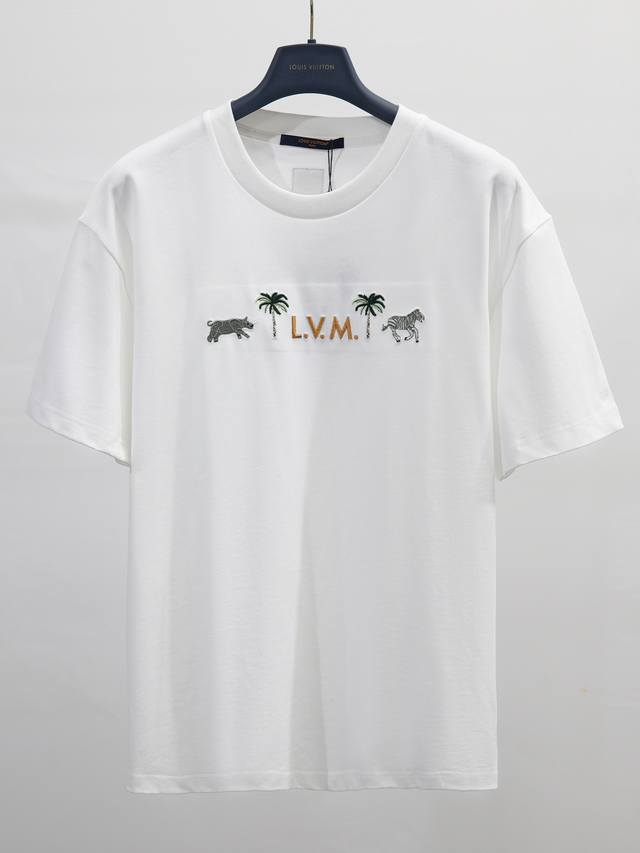 区分面料支数厚度 新款速递 这款280G经典的乳白色短袖圆领衫绣有2026年春夏秀的签名。胸前的3D L.V.M.字母，灵感来自房子的遗产树干，由Lv X Th