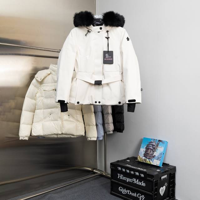 天花板最顶原单品质 Mc 25Ss 秋冬最新款经典Celac短款收腰羽绒滑雪服 定制超级无敌 进口芬兰狐狸大毛领 正品开发五金配件所有细节处理全面到位 后背Lo