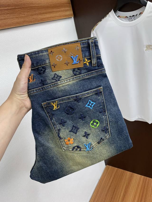 当天现货 1V路易威登 25秋冬新款 男士牛仔裤原厂原布原洗水！进口原版水洗弹力面料，复杂的手工艺叠加，任何一个洗水环节多停留几秒都会变成完全不一样的颜色效果，