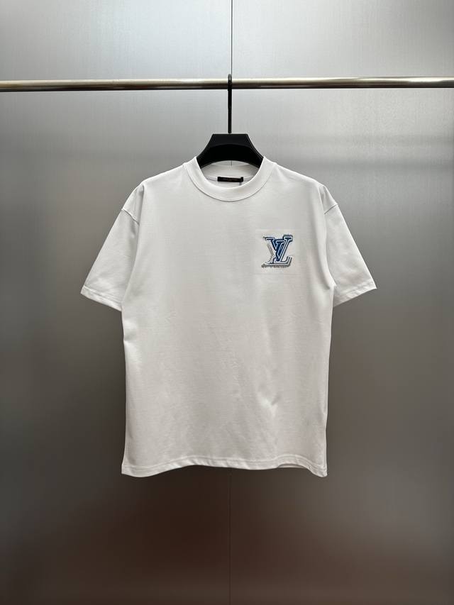 Lv蓝白刺绣白T恤 320克重磅面料、纯白基底搭配蓝白立体刺绣Logo，前小后大的设计层次感拉满，Lv标志性元素尽显奢潮格调！精选高克重纯棉面料，触感软糯扎实，