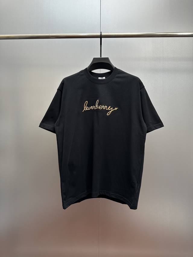 Burberry金标刺绣黑T恤 320克重磅面料纯净黑T搭配Burberry金色手写体刺绣，简约中透着奢牌的精致感，高级感拉满！精选高支双股纯棉面料，软糯亲肤还