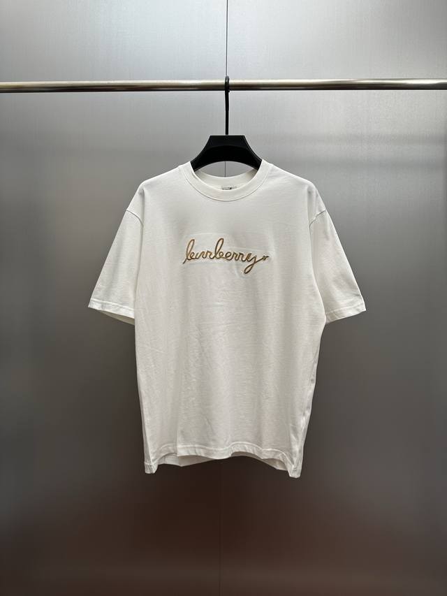 Burberry金标刺绣白T恤 320克重磅面料纯净白T搭配Burberry金色手写体刺绣，简约中透着奢牌的精致感，高级感拉满！精选高支双股纯棉面料，软糯亲肤还
