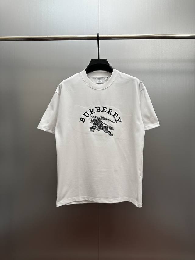 Burberry刺绣战马黑T恤 320克面料经典白色调搭配Burberry标志性战马刺绣，奢牌辨识度拉满！精选高克重纯棉面料，软糯亲肤还不易变形，洗穿多次依旧挺
