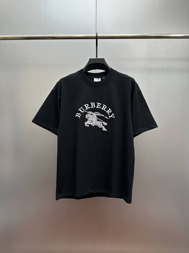 Burberry刺绣战马黑T恤 320克面料经典黑色调搭配Burberry标志性战马刺绣，奢牌辨识度拉满！精选高克重纯棉面料，软糯亲肤还不易变形，洗穿多次依旧挺