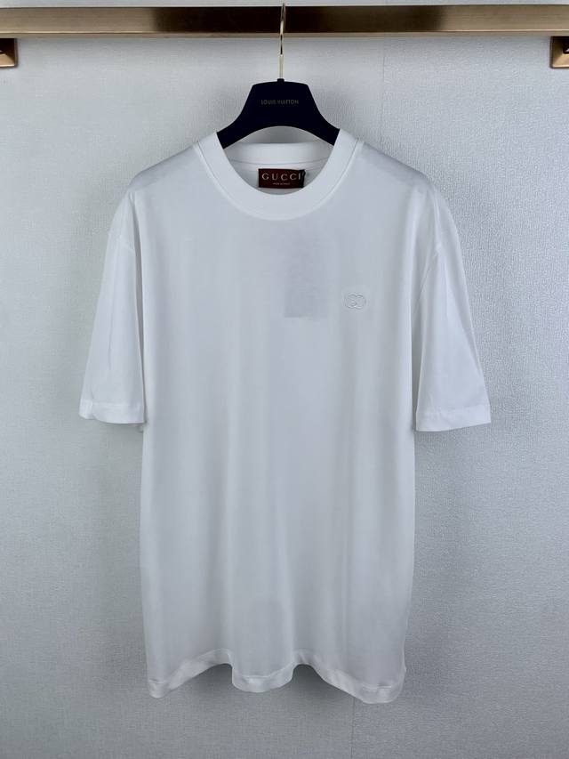 Gucci古驰 新款饰刺绣针织棉T恤 品牌元素巧妙融入廓形，面料与工艺，延续品牌传承底蕴，诠释当代美学。这款柔软针织棉T恤精心缀饰互扣式双G刺绣。款式新颖独特，