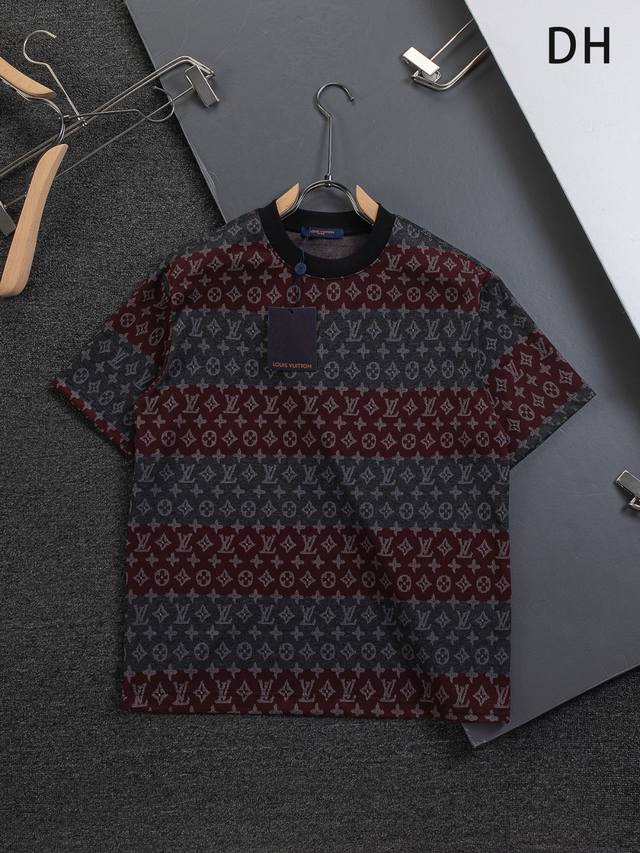 Louis Vuitton 路易威登 1V 驴家 Lv Lv 微宽版型S-Xl Lv 26Ss新品专柜同步专柜上架 多重重工艺 满身撞色提花大条纹刺绣 圆领短袖