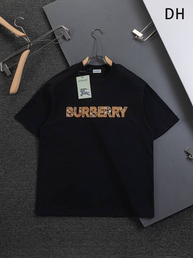 Burberry Bbr 巴宝莉 战马 Bbr 巴博利 微宽版型S-Xl Bbr 26Ss新款独家限定 专柜最新款 简约格纹字母刺绣 精美工艺 320克洗水面料