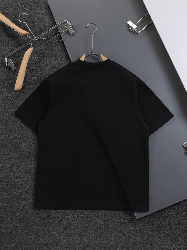 Loewe 罗意威 Loewe 高版本 微宽版型S-Xl 罗意威 26Ss 新品官网同步发售 经典简约重叠渐变藤蔓字母Logo刺绣 多重重工艺 圆领短袖男女同款