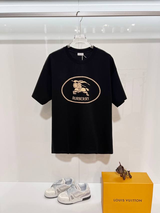 Burberry 巴宝莉 高品质320克圆领短袖T恤 品牌经典 绒面发泡战马立体胶印字母Logo压花工艺 2025Ss官方同步 高版本 高品质 时尚个性 百搭潮
