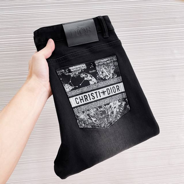 迪奥25Ss秋冬新品原单狠货洗水牛仔裤 原版开发 高端品质可随意对比原版定制五金Logo 重工艺刺绣 牛仔面料柔软且韧性 版型贴合腿部线条 上身舒适 时尚有型