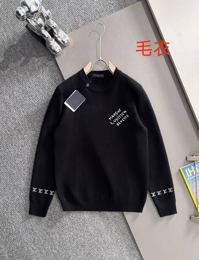 路易威登Lv 刺绣毛衣 男女同款 贸易公司渠道货，非常明星级的一款单品，颜值度极高，辨识度颇为鲜明，双袖沿袭了经典红撞色元素，非常惊艳且时髦的细节点缀，面料属性