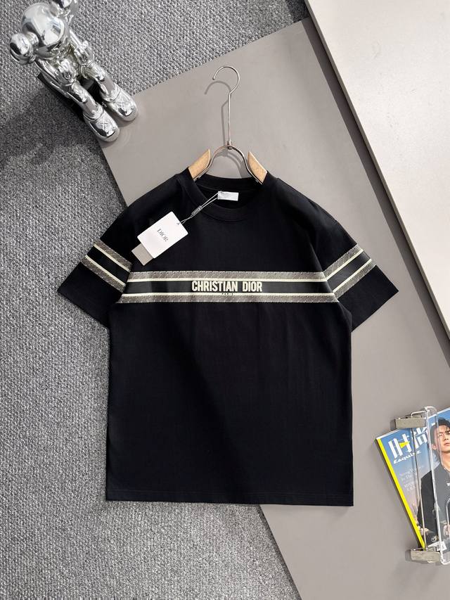 迪奥Dior 2026新款短袖T恤， 男女日常通勤穿搭必备情侣单品，高强度纯棉双沙面料掂起来手感份量十足，上身也比普通T更加有质感，不易变形，宽松版型设计，显高