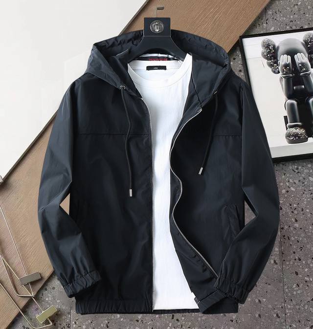 古奇 2025开秋新款夹克外套，秀场新品品相非常完美，舒适保暖，三标齐全色泽饱满诱人，非常出彩的设计，轻松将时髦感进阶，做工极为考究严谨，走线工整细致！大牌设计