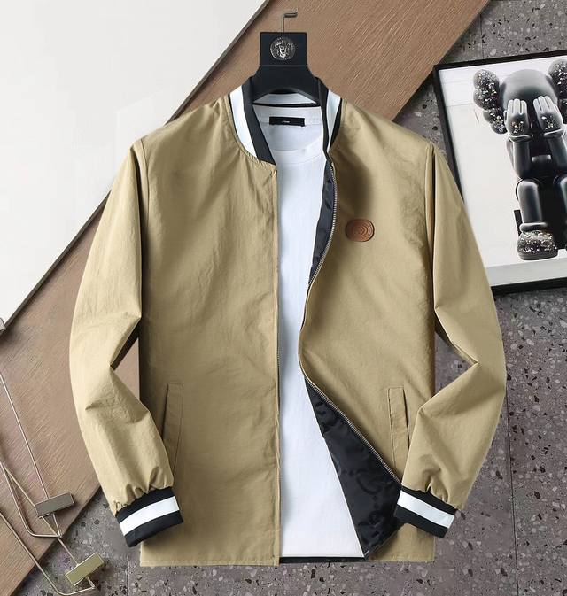 古奇 双面穿，2025开秋新款夹克外套，秀场新品品相非常完美，舒适保暖，三标齐全色泽饱满诱人，非常出彩的设计，轻松将时髦感进阶，做工极为考究严谨，走线工整细致！