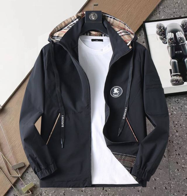 巴宝莉 2025开秋新款夹克外套，秀场新品品相非常完美，舒适保暖，三标齐全色泽饱满诱人，非常出彩的设计，轻松将时髦感进阶，做工极为考究严谨，走线工整细致！大牌设