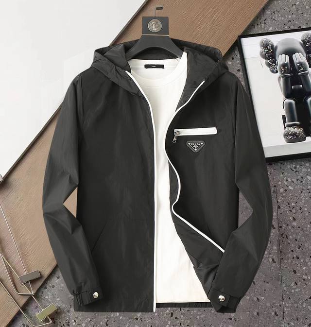 普拉达 2025开秋新款夹克外套，秀场新品品相非常完美，舒适保暖，三标齐全色泽饱满诱人，非常出彩的设计，轻松将时髦感进阶，做工极为考究严谨，走线工整细致！大牌设