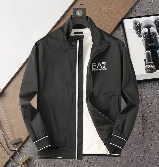 阿玛尼 2025开秋新款夹克外套，秀场新品品相非常完美，舒适保暖，三标齐全色泽饱满诱人，非常出彩的设计，轻松将时髦感进阶，做工极为考究严谨，走线工整细致！大牌设