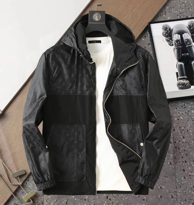 Lv 双面穿，2025开秋新款夹克外套，秀场新品品相非常完美，舒适保暖，三标齐全色泽饱满诱人，非常出彩的设计，轻松将时髦感进阶，做工极为考究严谨，走线工整细致！