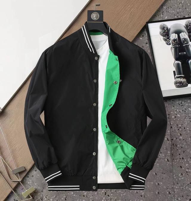 普拉达 双面穿，2025开秋新款夹克外套，秀场新品品相非常完美，舒适保暖，三标齐全色泽饱满诱人，非常出彩的设计，轻松将时髦感进阶，做工极为考究严谨，走线工整细致